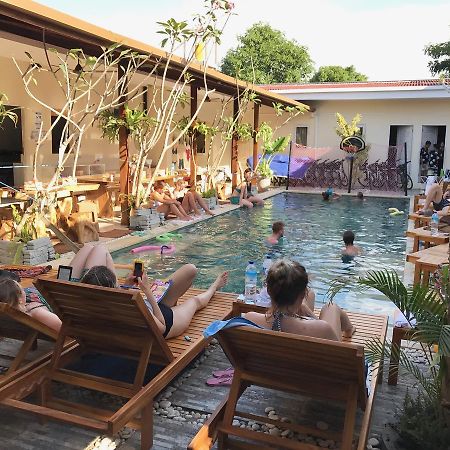 Atlas Gili Party Hostel Gili Trawangan Luaran gambar