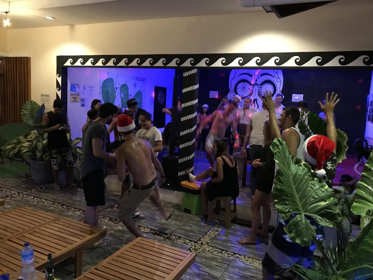 Atlas Gili Party Hostel Gili Trawangan Luaran gambar